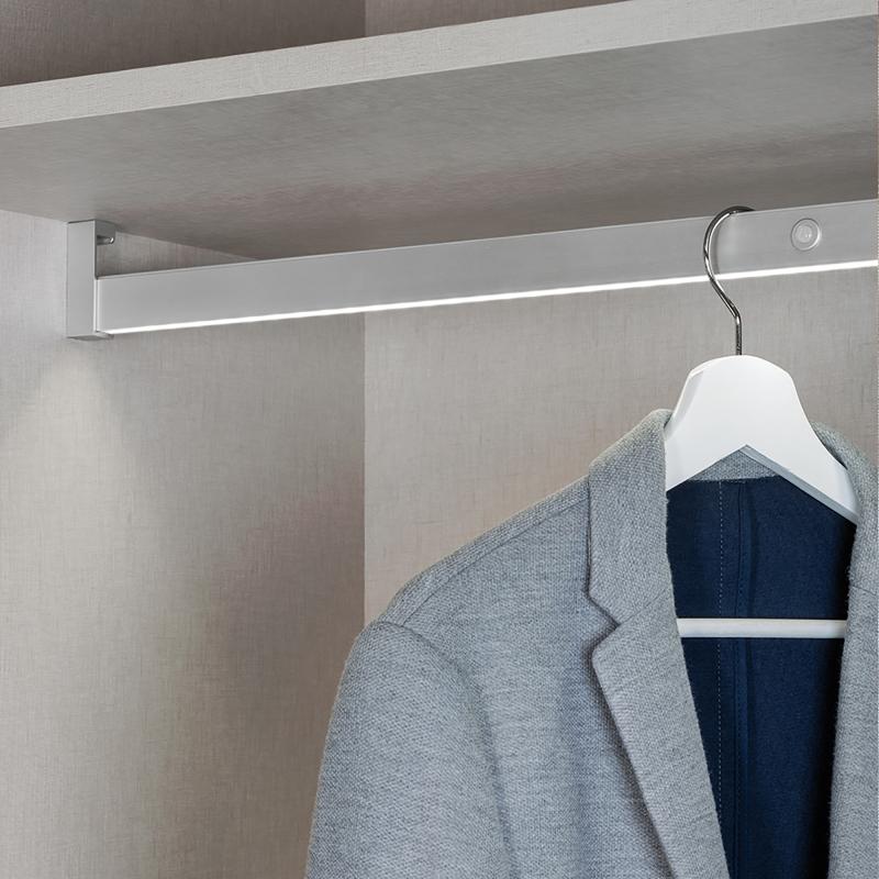 Barre de penderie pour armoire Polux avec lumière LED avec détecteur de mouvement (12V DC) EMUCA 5074562