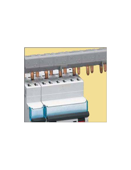 Disjoncteur DX³4500 6kA arrivée haute et sortie basse par borne à vis tétrapolaire 400V~ 10A courbe C 3 modules LEGRAND 406908